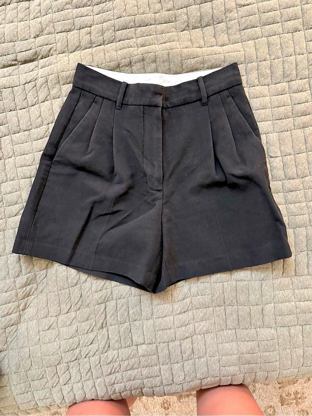 Aritzia The Effortless Pant Pleated High Waist Shorts in Black Size 4 Like New